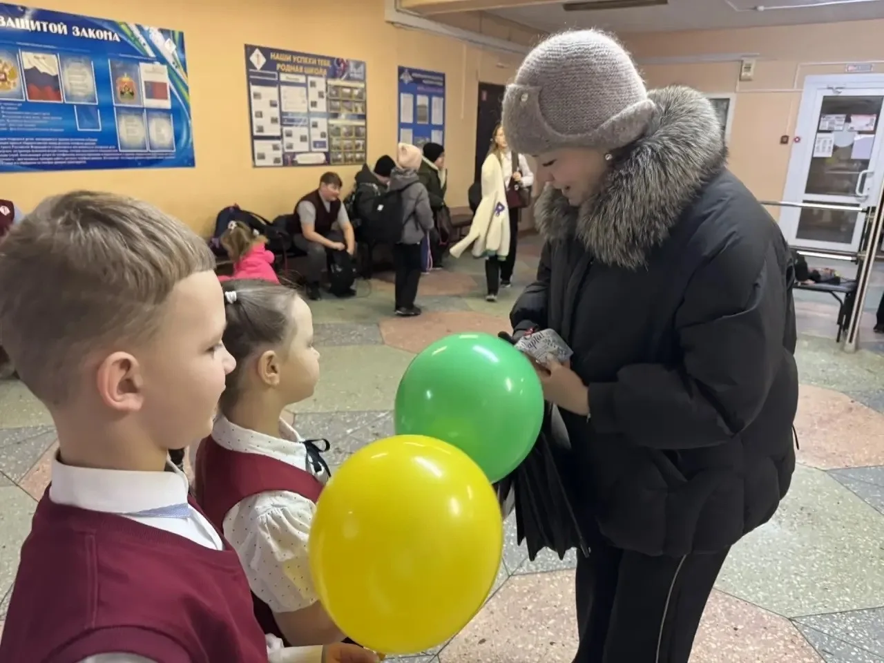 Утро пятницы в нашей школе началось не с привычной учебной рутины, а с улыбок🤗 Наши замечательные уч