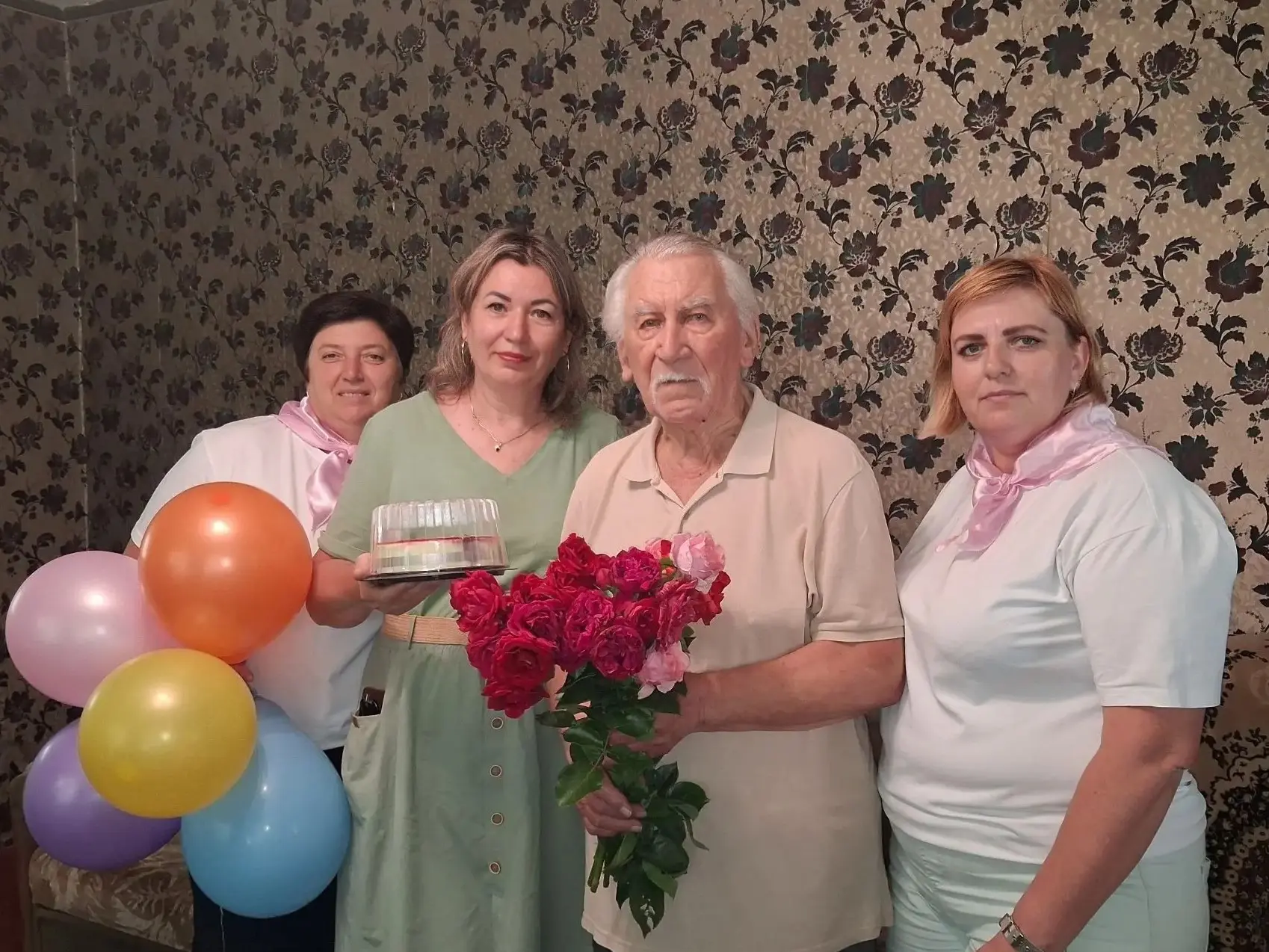 С Днём медицинского работника волонтеры МБУ «ЦСОГПВиИ Сальского района» поздравили основателя Ново-Е