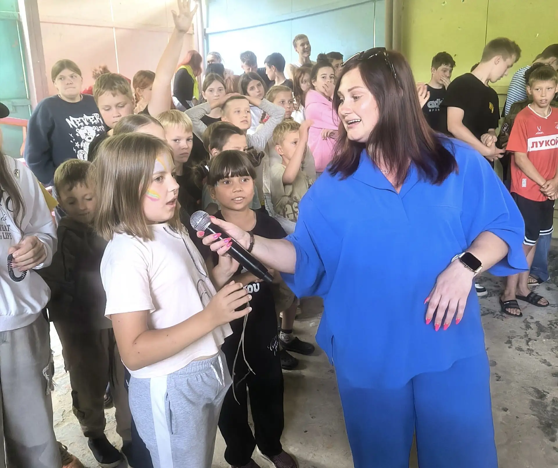 К нам в центр приехала очаровательная ростовая кукла капибара — дети сразу окружили её ...