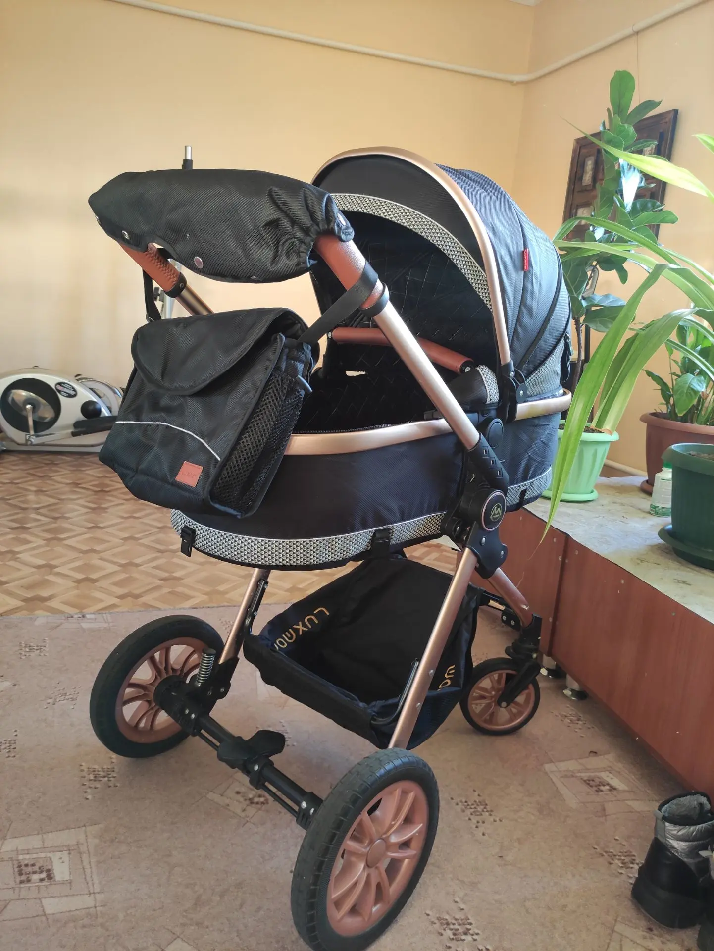 Детская коляска фирмы LyX Mom. В отличном состоянии, пользовались не долго. Очень удобн...