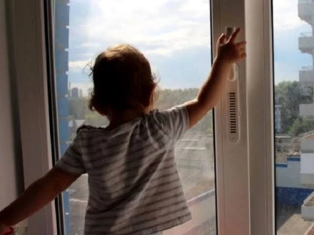 ❗️4-летняя девочка разбилась насмерть, выпав из окна пятого этажа в Каспийске.