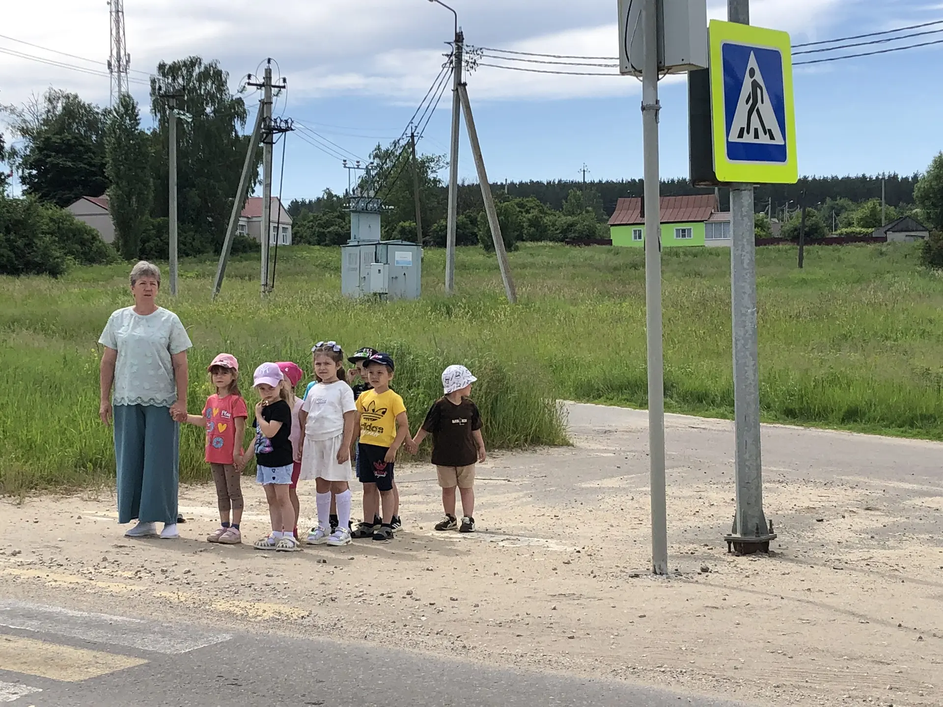 Сегодня в средней группе в рамках акции «Внимание - дети!» прошла экскурсия к центральной дороге сел