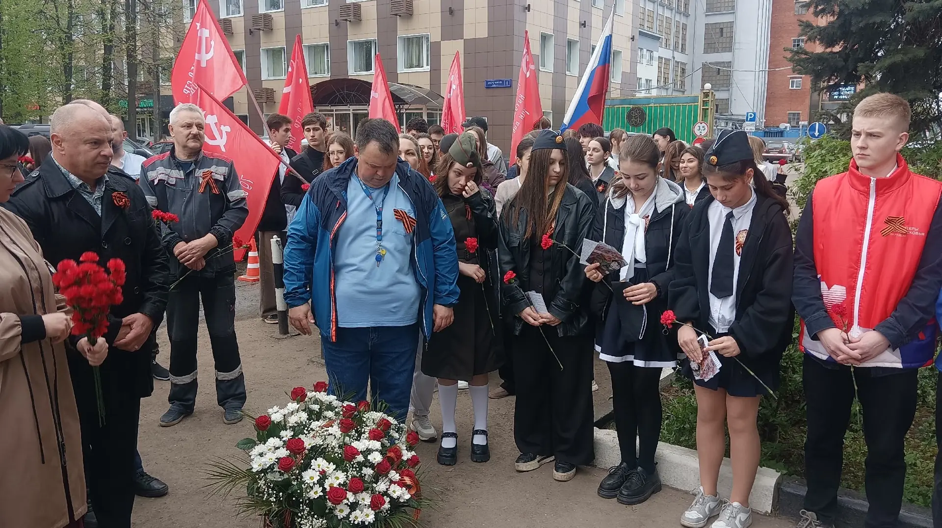 Уроки памяти: как школьники почтили подвиг героев-ивантеевцев.  В преддверии Дня Победы ученицы наше