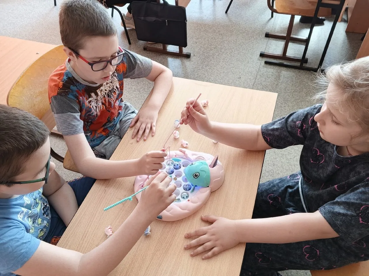 Наше утро началось с бодрящей зарядки на свежем воздухе! 🤸‍♀️☀️ Ребята с большим энтузиазмом выполн