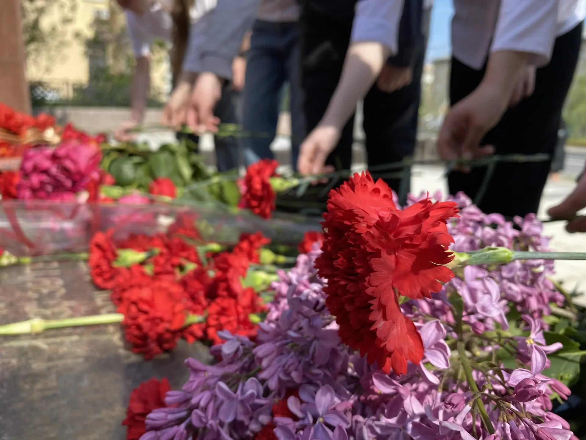 Сегодня учащиеся 8б и 8в классов приняли участие в патриотической акции по возложению цветов🥀  Ребят