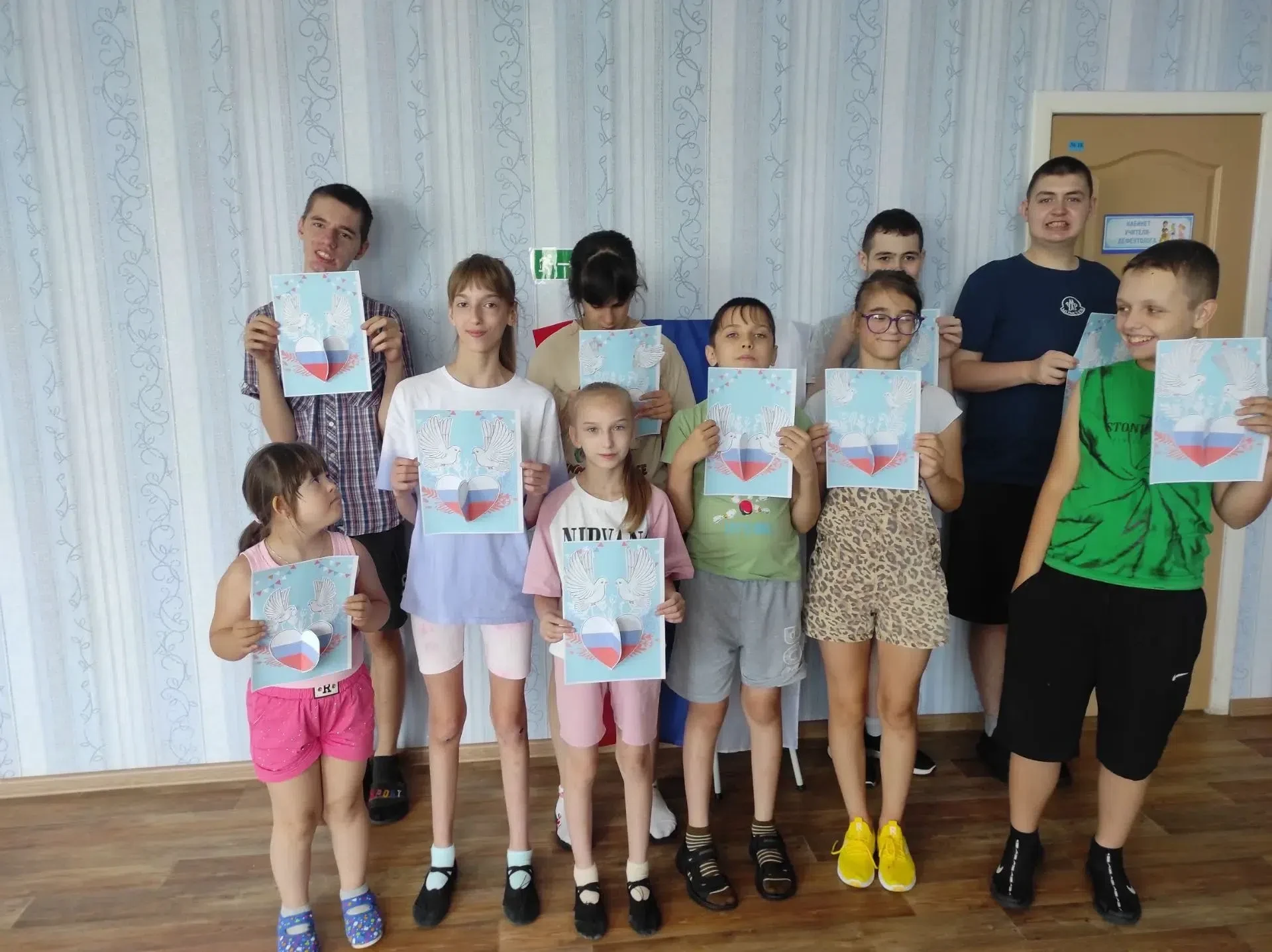 🇷🇺👥 Белый, синий, красный в наших сердцах: инклюзивное занятие в отделении социально...