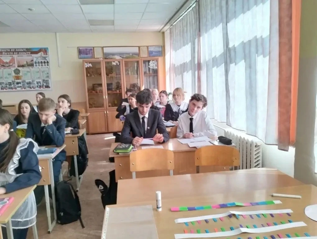 🎓В ходе Предметной недели естественно-научного цикла в 1 корпусе советник директора по воспитанию, у