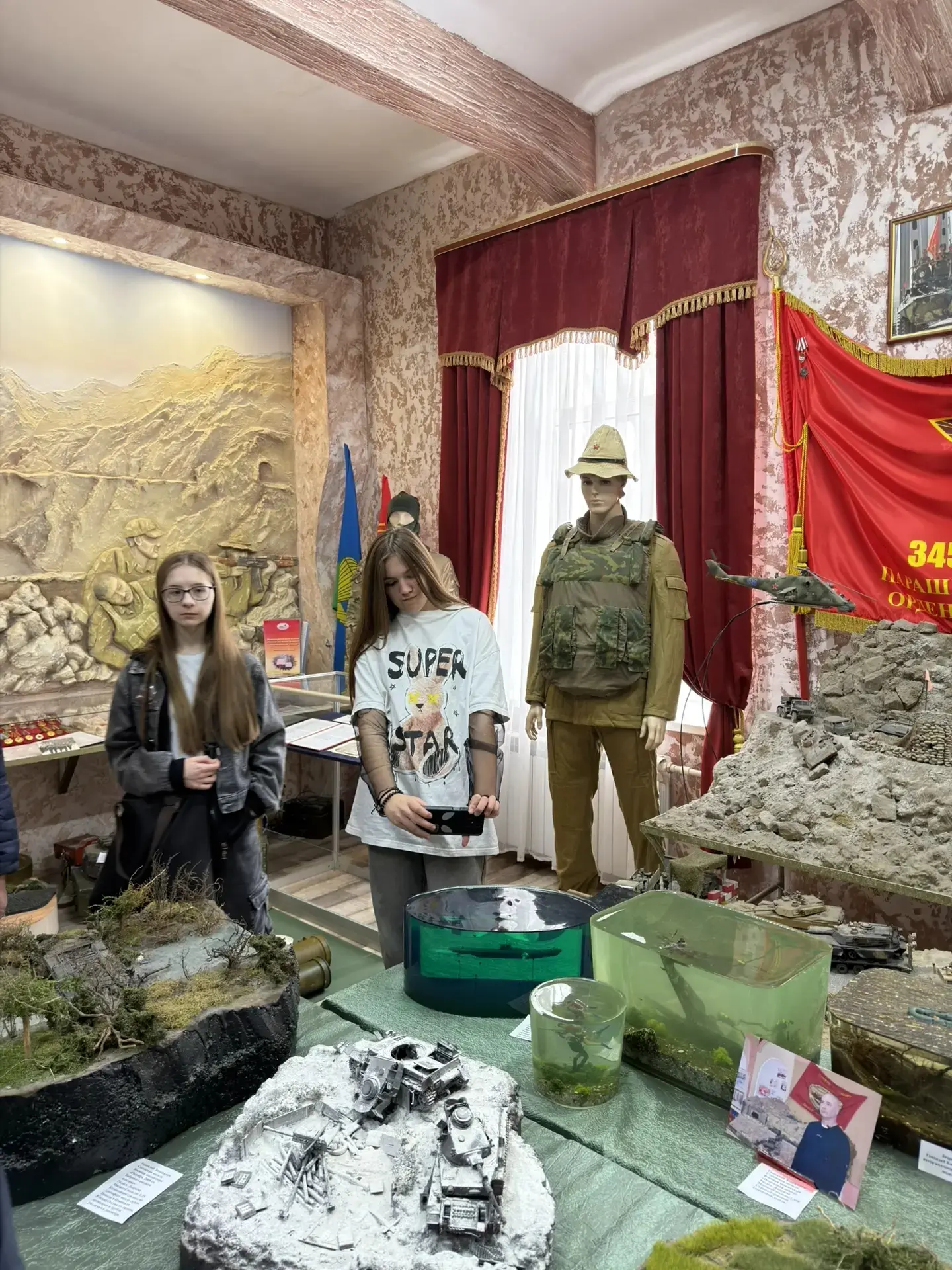 ✨ Путешествие в мир неваляшек: экскурсия учеников нашей школы в Котовск ✨  Сегодня обучающиеся 8А, 8
