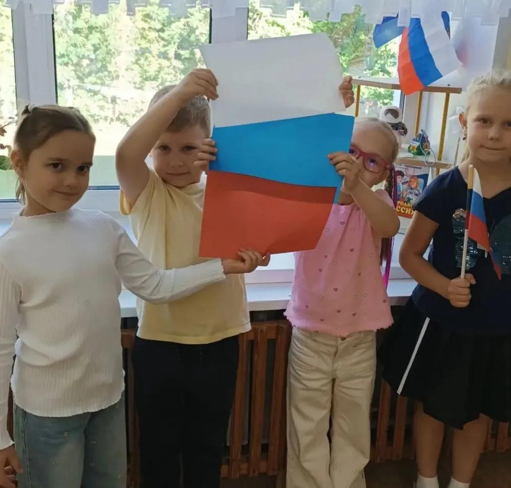 🇷🇺Воспитанники группы "Рыбка" участвуют во флешмобе "#ПоднятьФлаг"