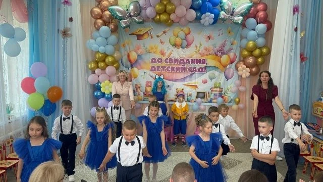 Детский садик позади — скоро в школу! 🎁

💥В дошкольных учреждениях нашего округа прошли торжествен