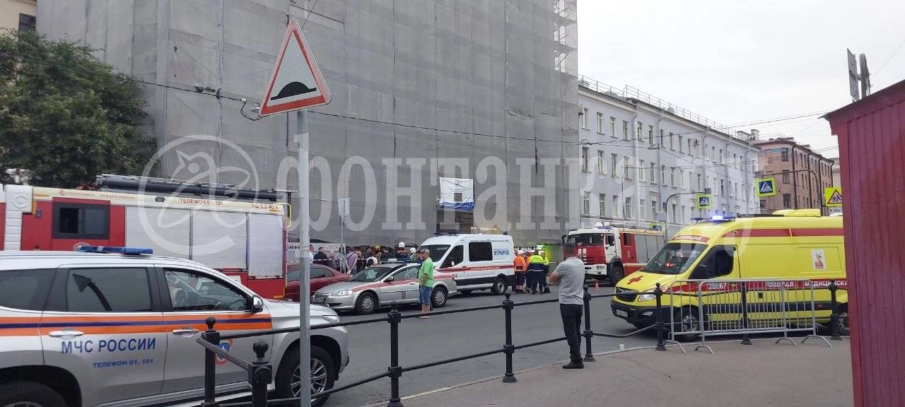 В центре Петербурга обрушились перекрытия в жилом доме