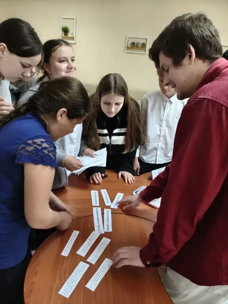 📍К Международному дню Детского телефона доверия в Центре «СемьЯ» прошла «Ярмарка доверия».  Липецкие