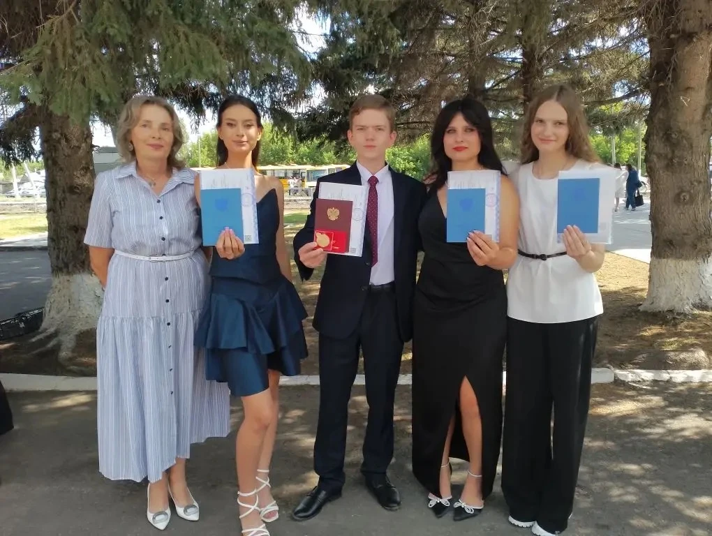 🎓 Аттестат в руках — весь мир впереди!