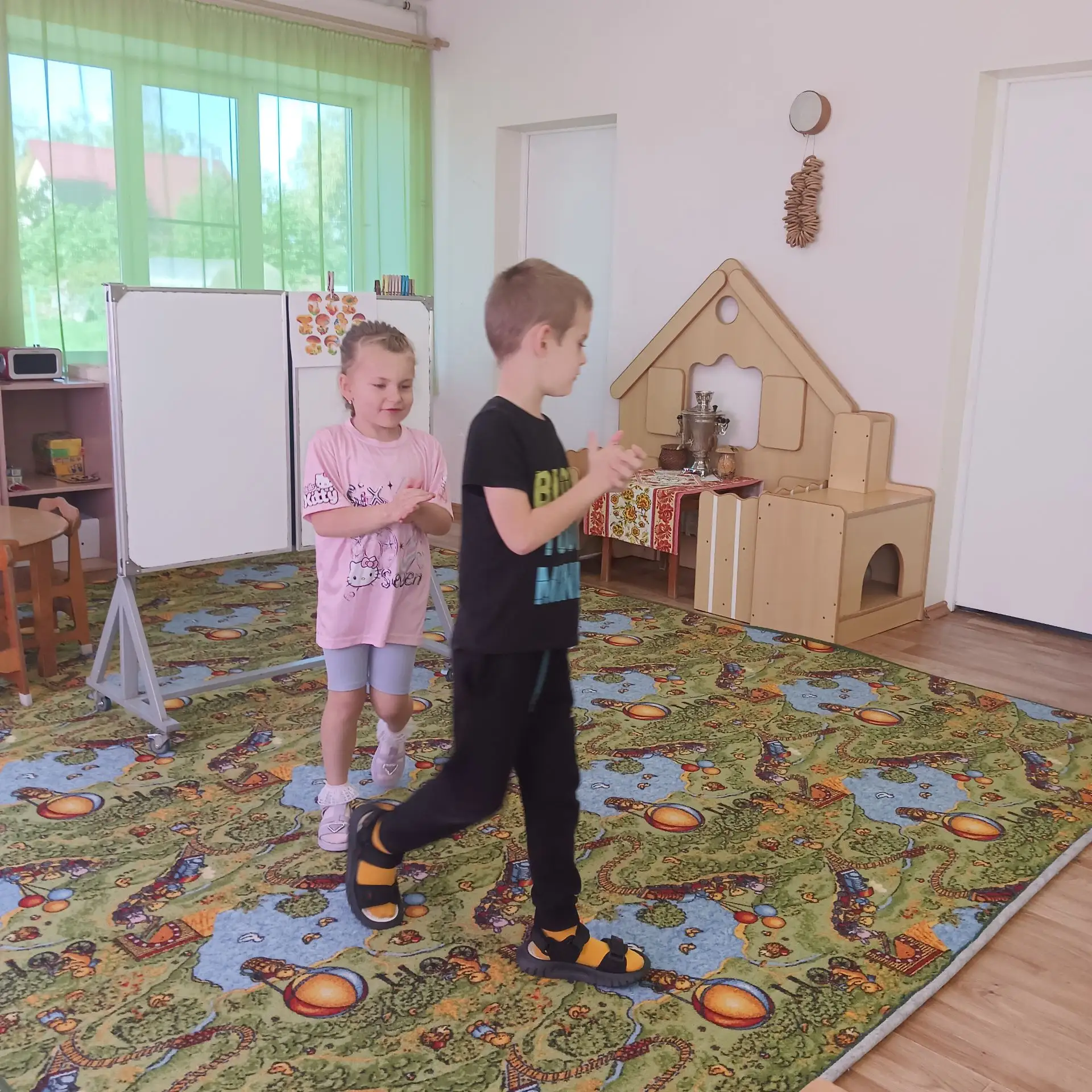 Закрепили порядковый и количественный счёт предметов.