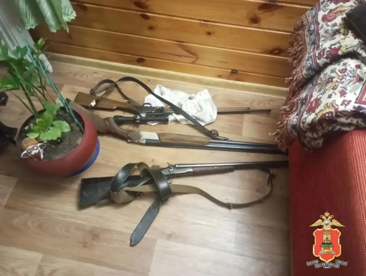 В Кимрах полицейские приехали на бытовой конфликт из-за дебошира, а нашли арсенал оружия