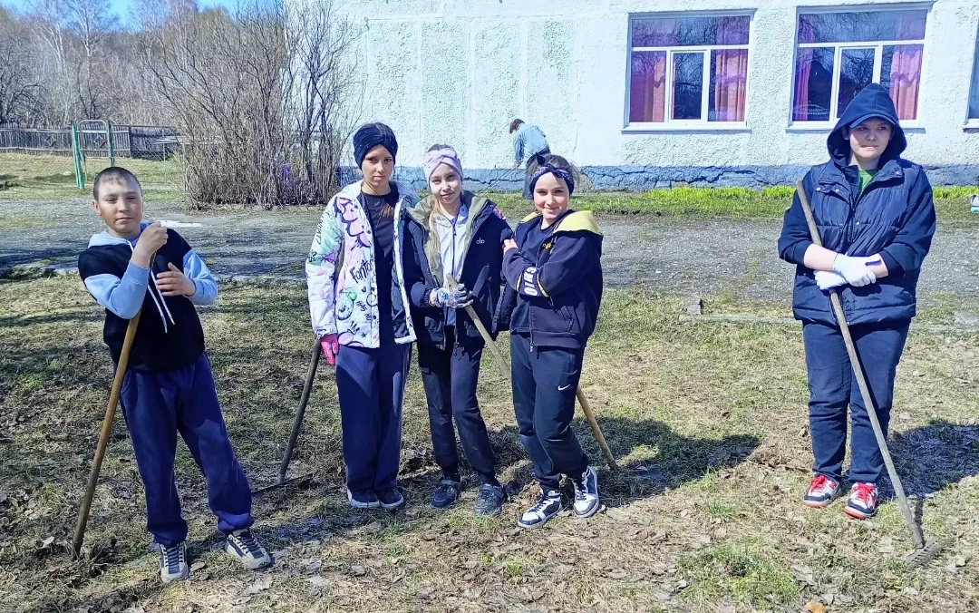 Сегодня в Макарьевской школе прошёл субботник. Погода выдалась хорошей, и дети с большим энтузиазмом