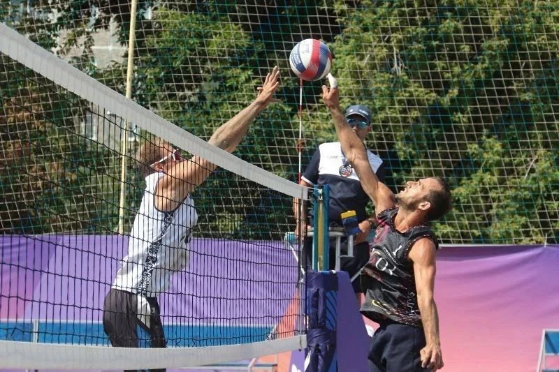 🏐 В Барнауле стартовал этап чемпионата России по пляжному волейболу

📌 В краевой столице в Парке с