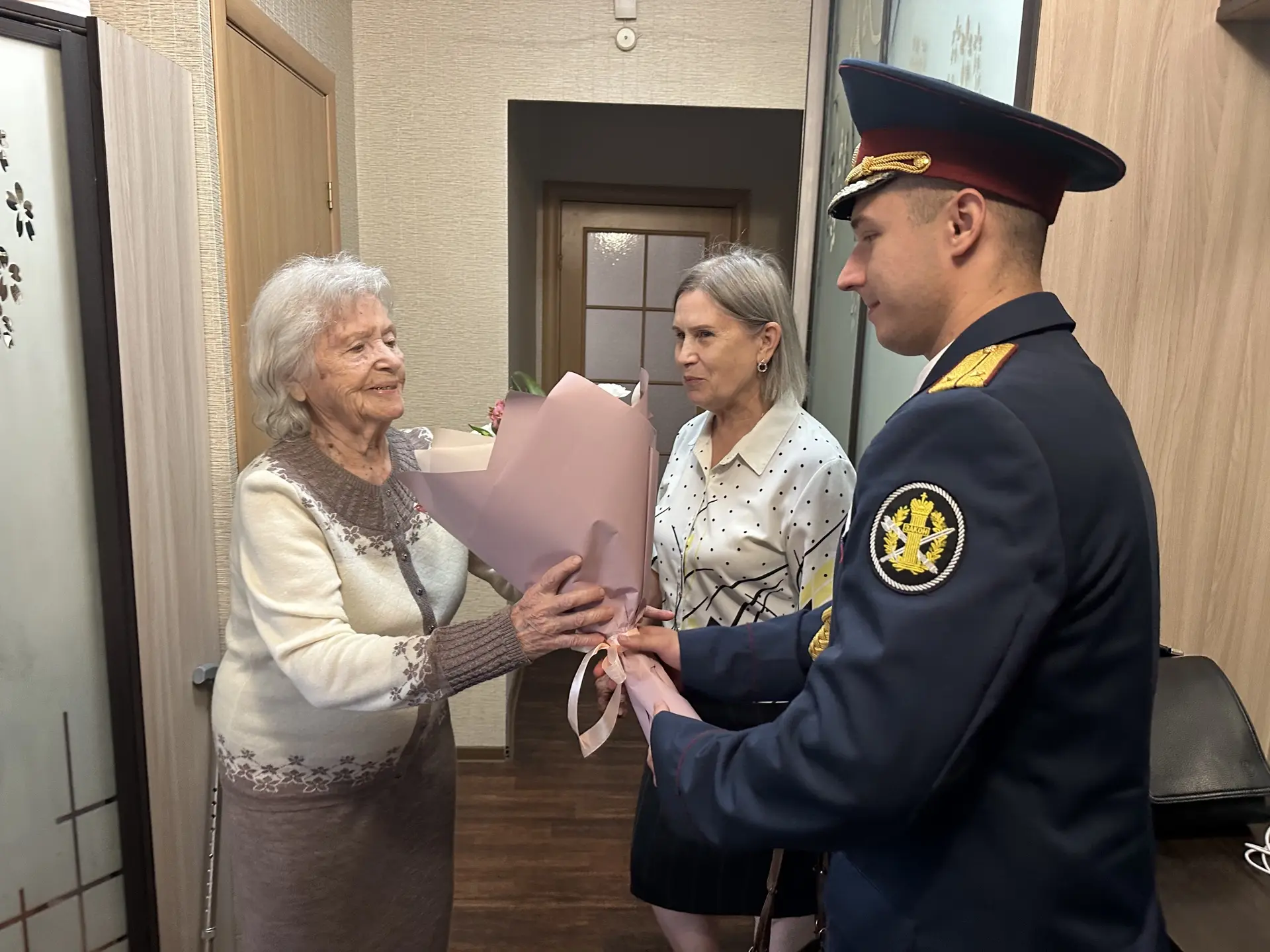 💐В гостях у вдовы участника Великой Отечественной войны побывали сотрудники и ветераны управления п