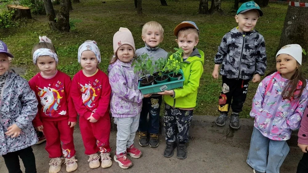 🌱🌼 Наш огород продолжает пополняться! Ребята из группы "Ромашки" с большим энтузиазмо...