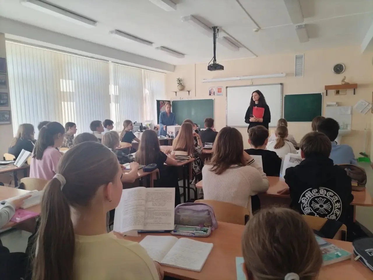 2 октября в школе проведены занятия  преподавателями автошколы "МЖК" на тему