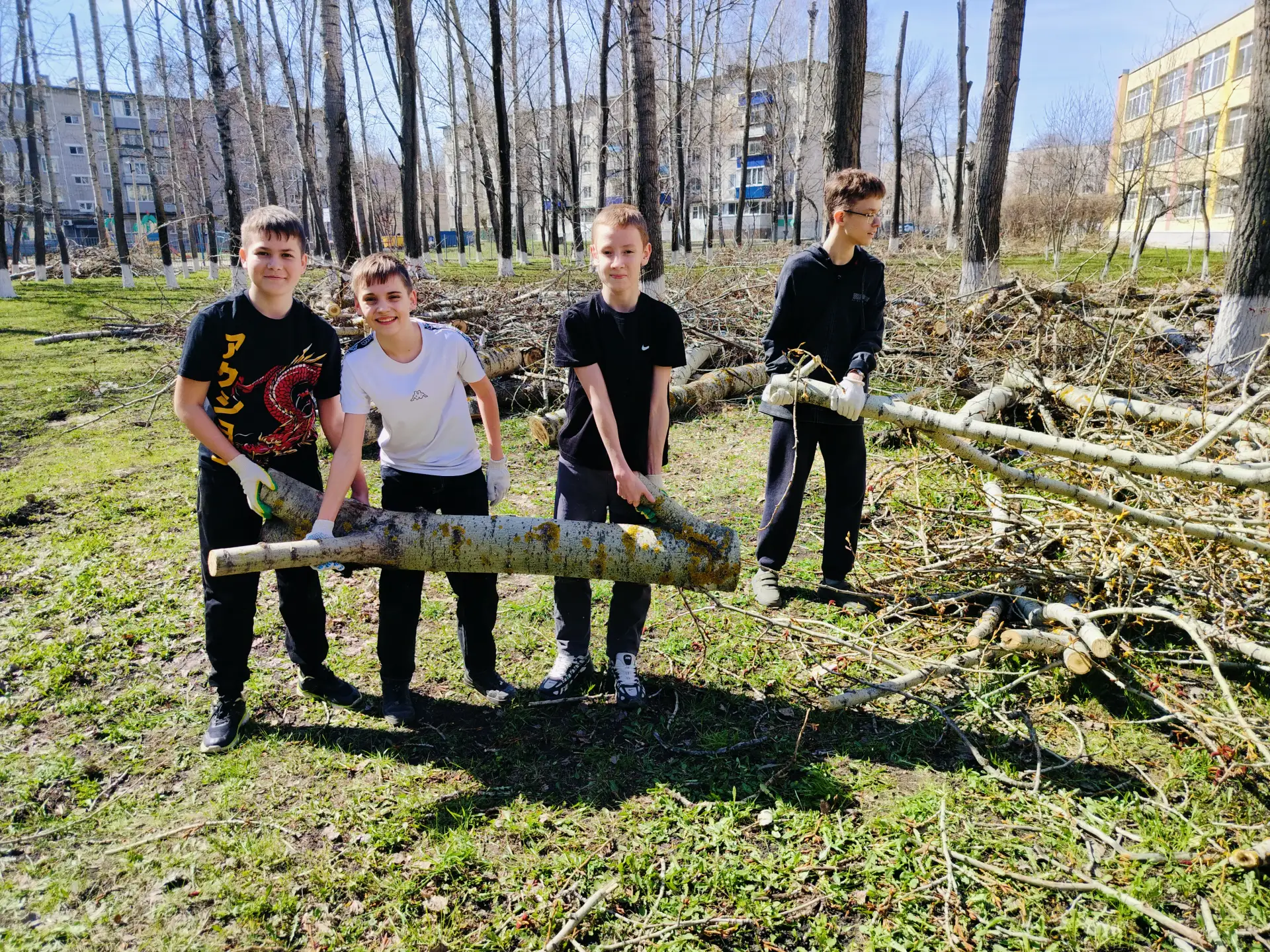 Потрудились на славу!..  В пятницу, 17 апреля, ученики и педагоги нашей школы провели «субботник» на