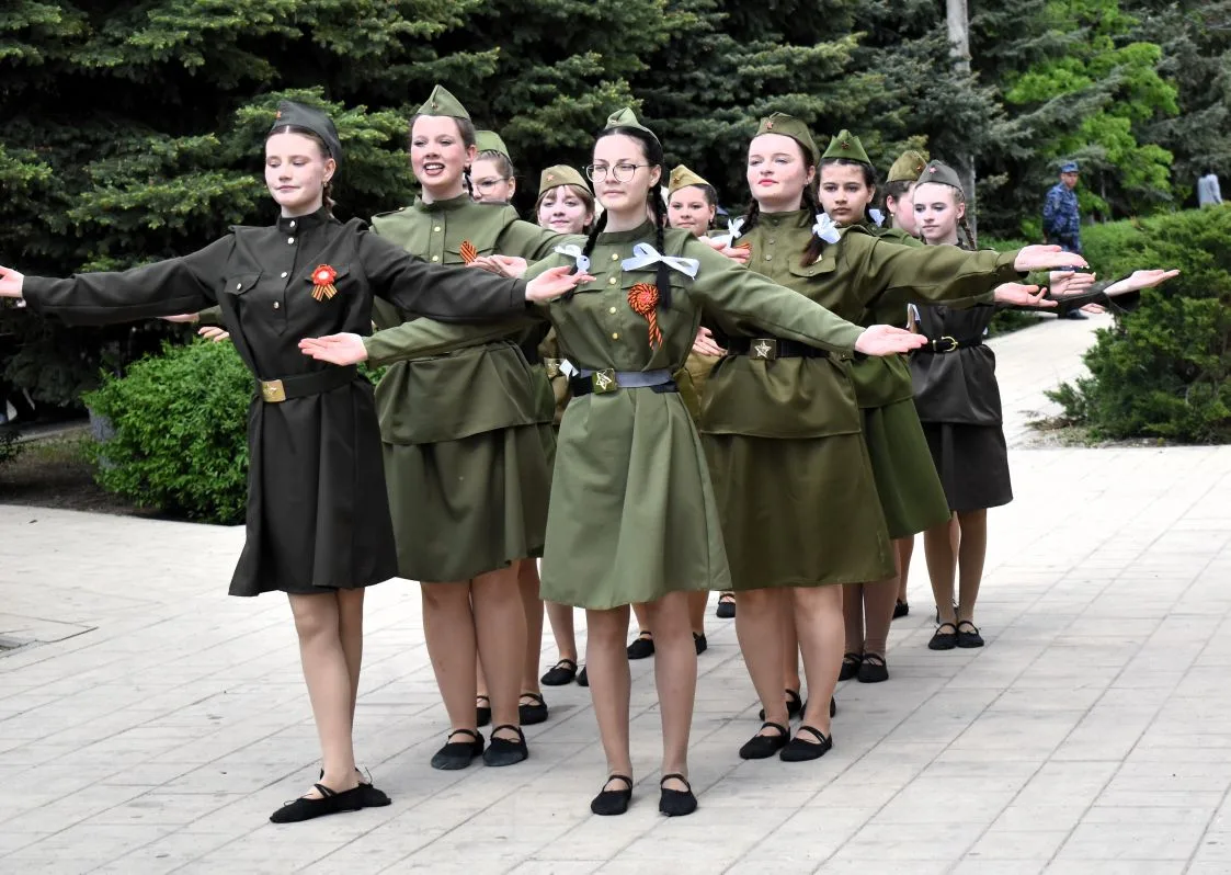 Пусть будет мир на всей планете, Сияет солнце над землей, Цветут сады, смеются дети! С Победой! С пр