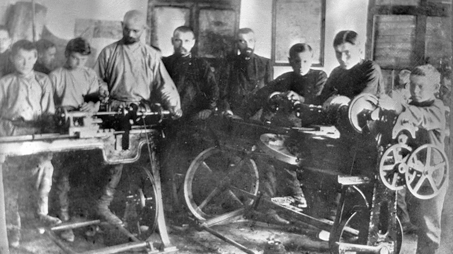1897 год — в Российской империи Николай II утвердил закон, запрещающий труд на фабриках и заводах по