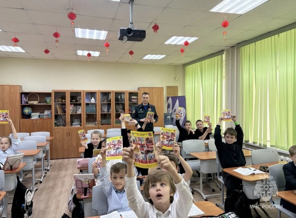 🚒 Сотрудники МЧС России провели «уроки безопасности» для школьников Балашихи  Каникулы - время радос