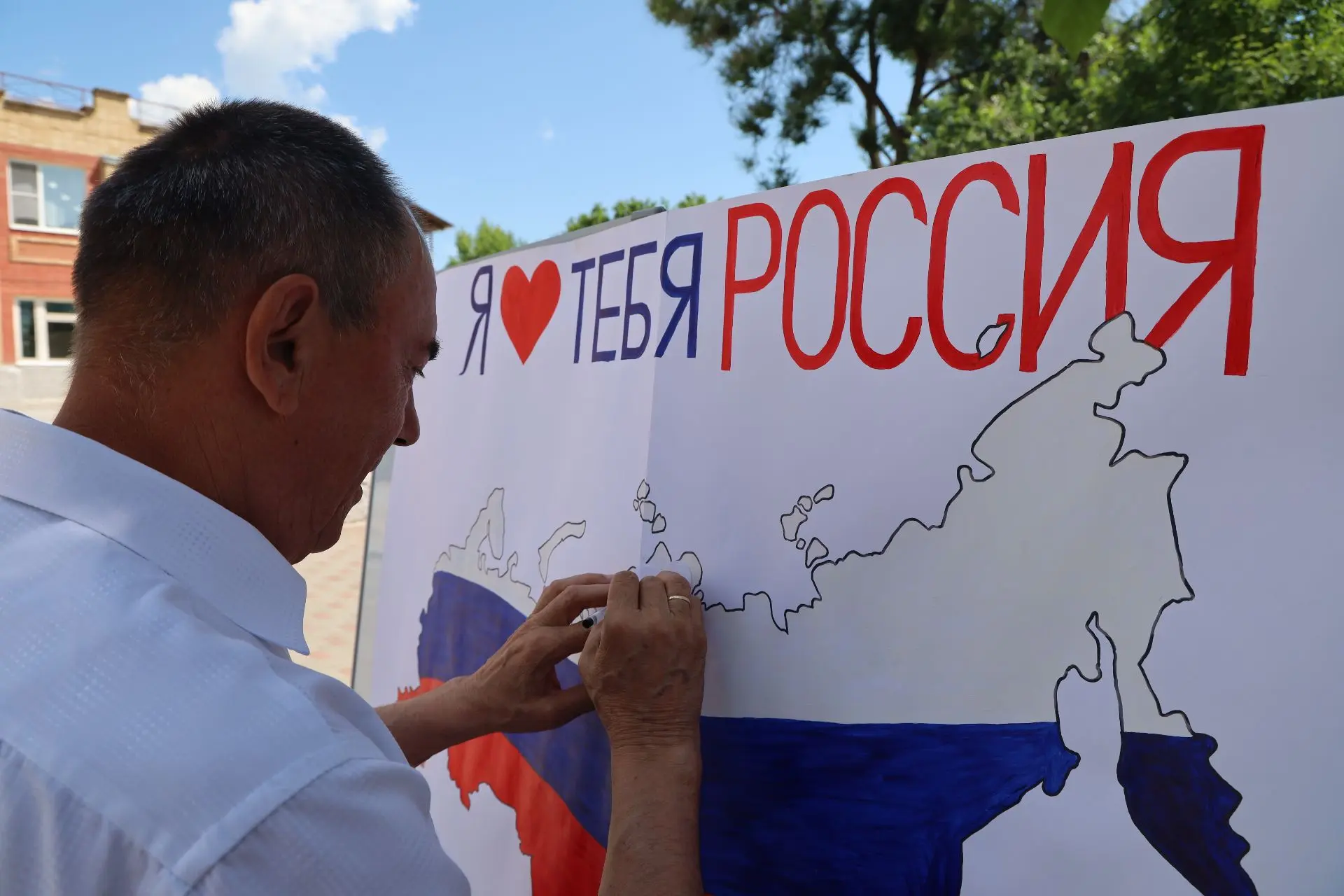 Акция «Сердца России»
Волонтёры изготовили большую карту России, которую разместили около Районного 