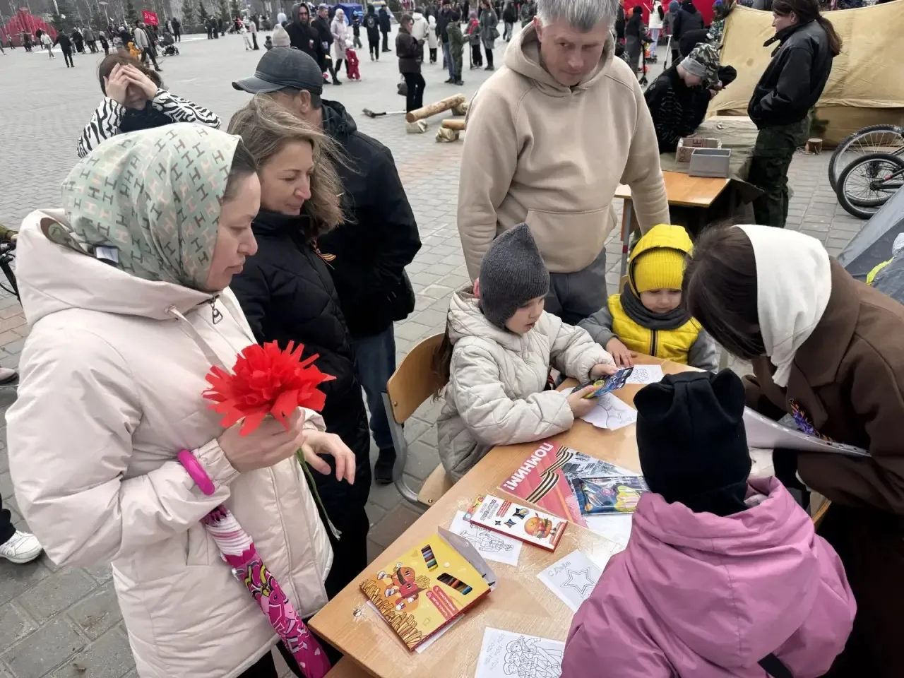 Взрослые и маленькие мегионцы вместе с нами рисовали голубей,  тренировались в сборке и разборке авт