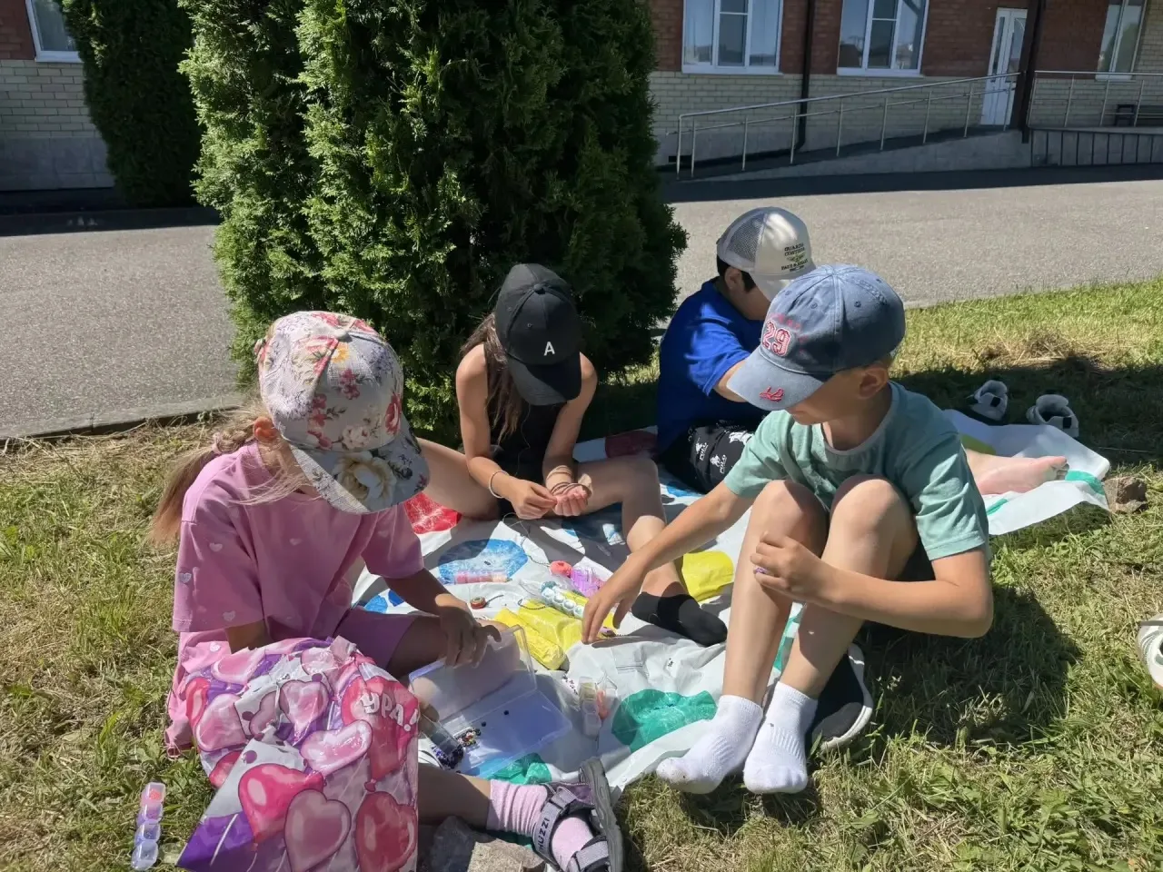 ⛱️День окончания лагерной смены настал — и мы отметили его по-настоящему круто! 

Интерактивные игры