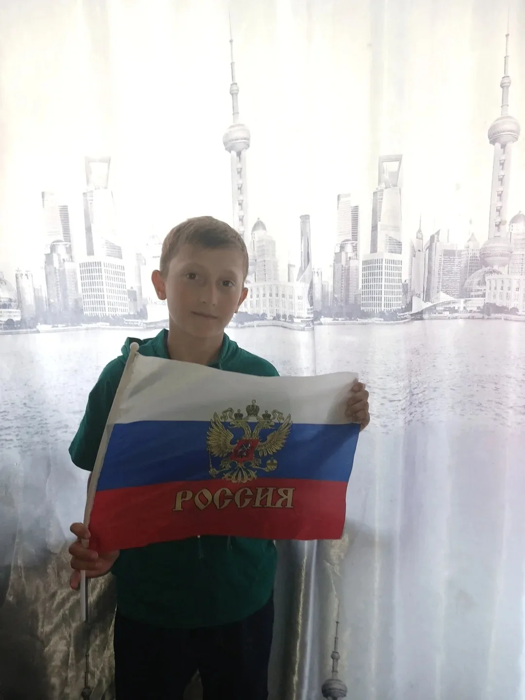 🇷🇺 Наши ученики поздравляют с Днем России! 🇷🇺
Ребята из разных классов присоединились к празднов