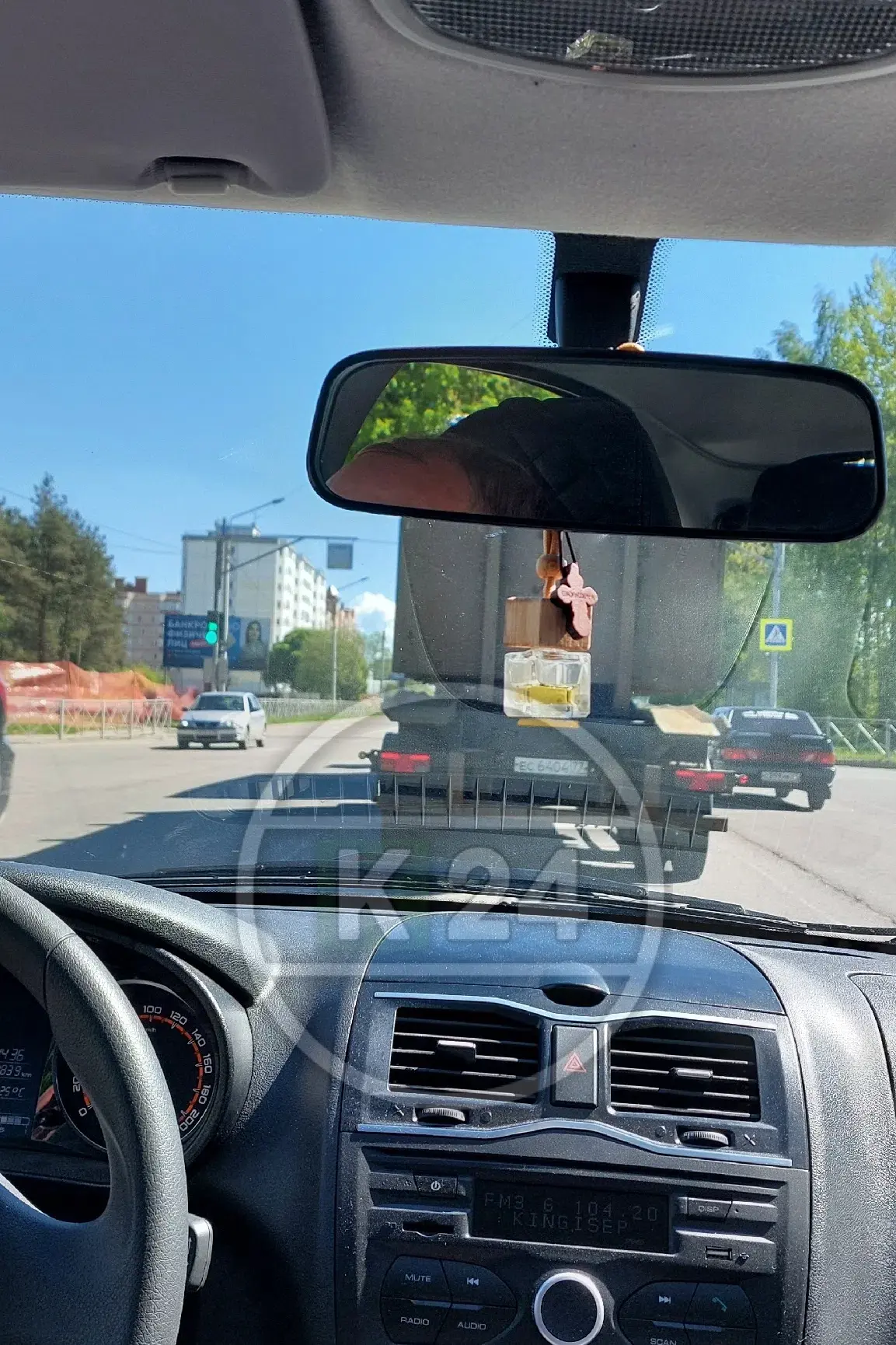 Неужели им разрешенно ездить по городу,мусоровозам .Сегодня одна за другой проезжали по Крикковскому