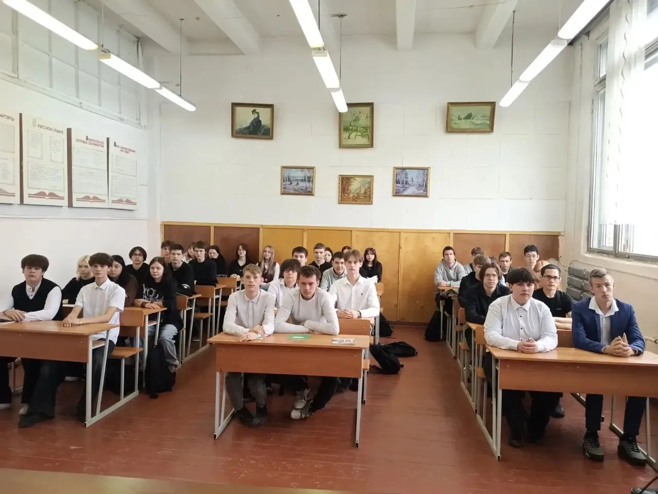 🙌 В Симском механическом техникуме 11 июня прошёл классный час, посвящённый Дню России.

📘Мы обсуд