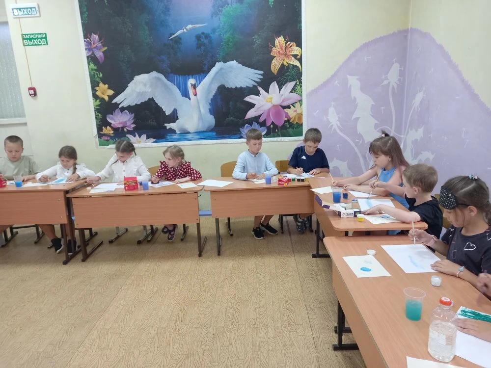 Сегодня день в пришкольном лагере " Солнышко " посвящен  Дню России. Для ребят воспитатели и вожатые
