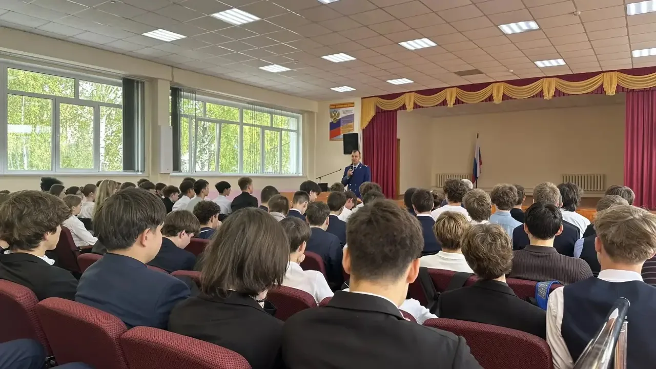 Канашский межрайонный прокурор Сергей Алексеев совместно с ветеранами прокуратуры Чуваш...