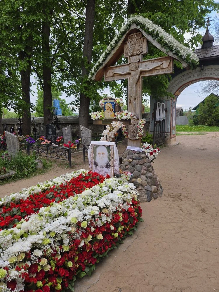День рождения батюшки Николая. В эти дни могилка старца на островном кладбище становится похожа на р