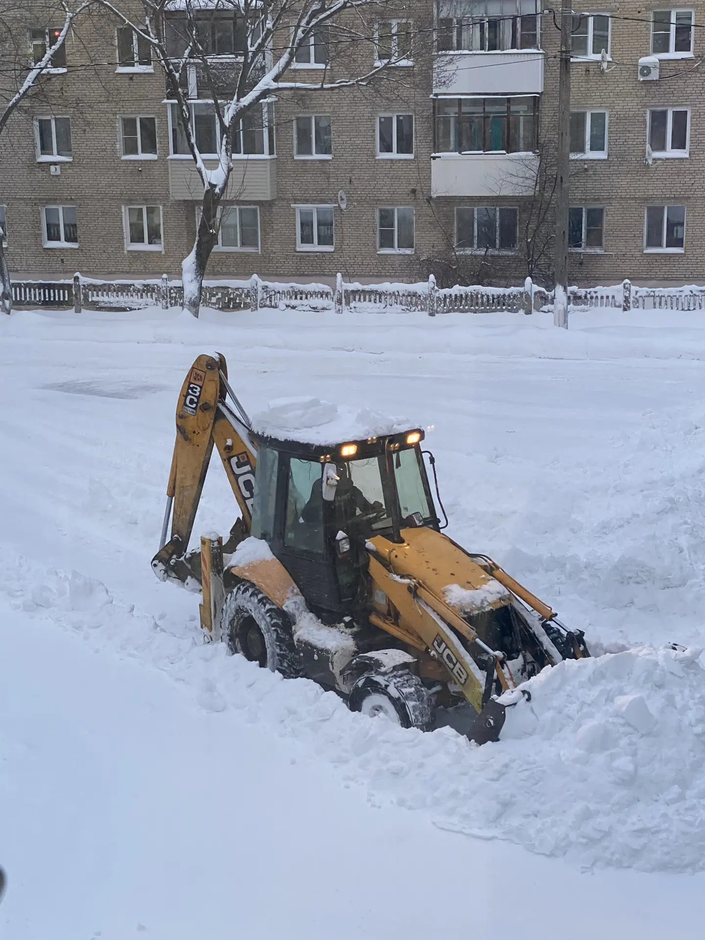 Сегодня на борьбу со снежной стихией вышли и сотрудники, и учащиеся, вечером неожиданно...