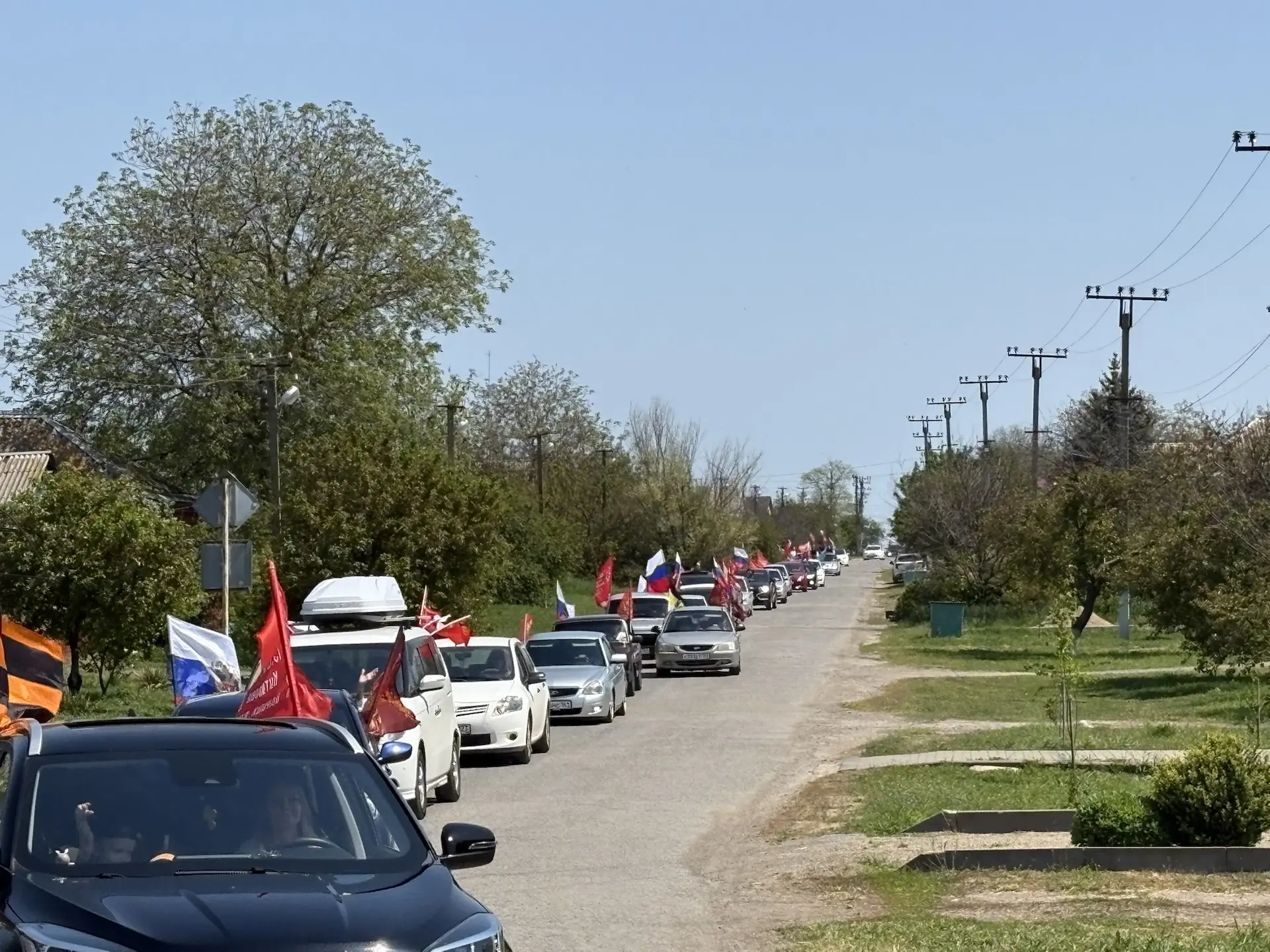 Сегодня, в День Победы, по райцентру ярко, шумно и сплочённо проехал автомарш.   Флаги России, Знамё