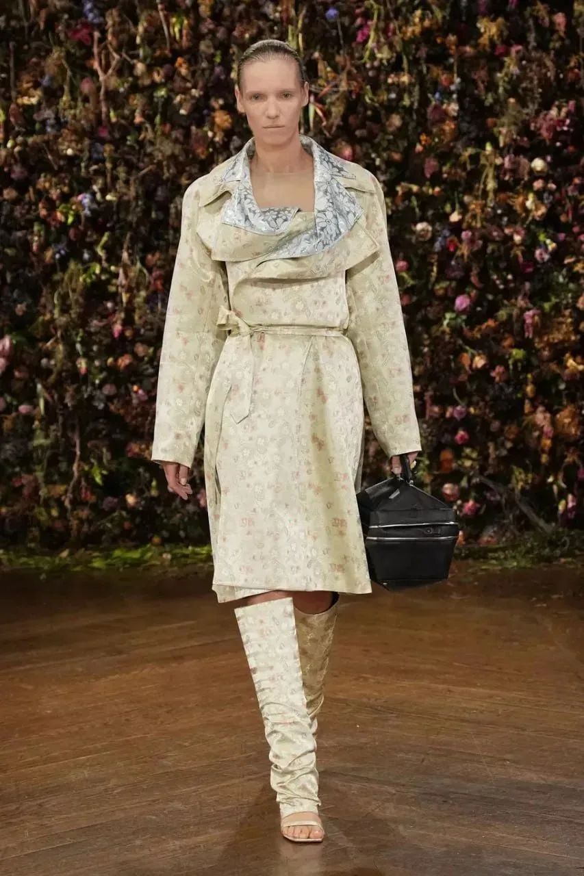 ✅Maison Margiela: когда жёсткость встречается с мягкостью.