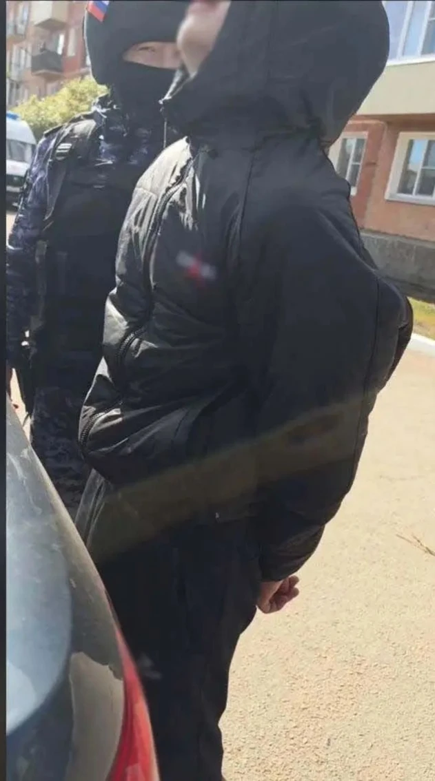 В Улан-Удэ пьяный парень запугивал людей ножом 😱