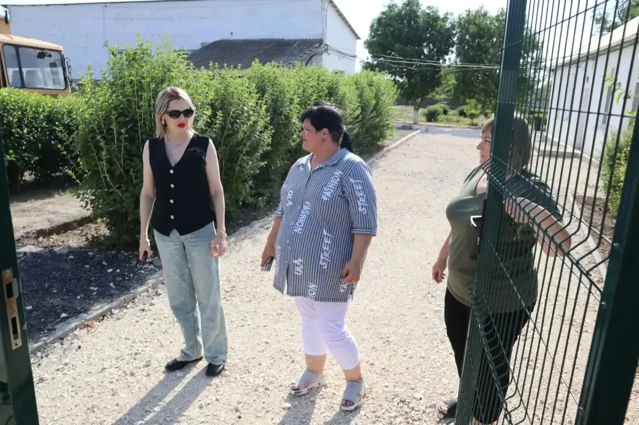 Проверила состояние территории школы в с. Овощное. Здесь уже подготавливаем основание под асфальтиро