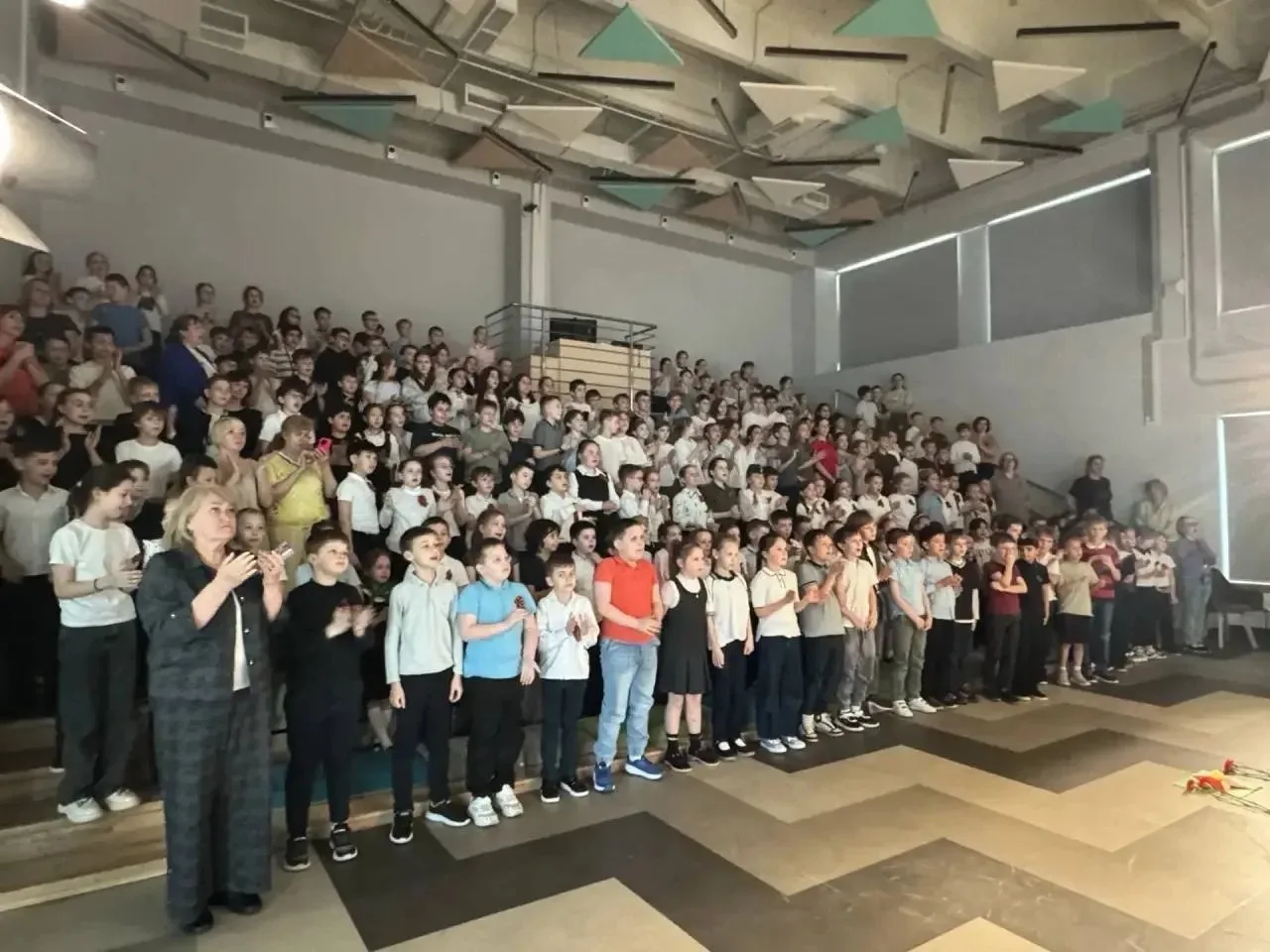 🎖️Голоса Победы: от детского шёпота до силы школьного хора  📍 Академика Челомея, 6А  🕊️Актовый зал н