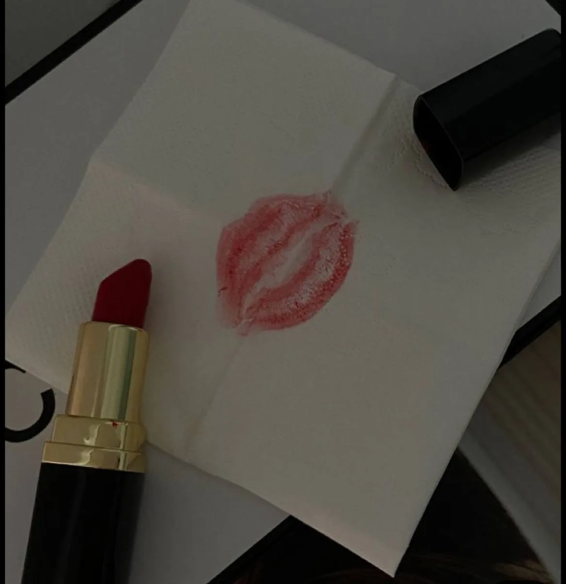 Как продлить стойкость помады 💄 

Эти простые шаги помогут помаде держаться намного дольше.

Каранд