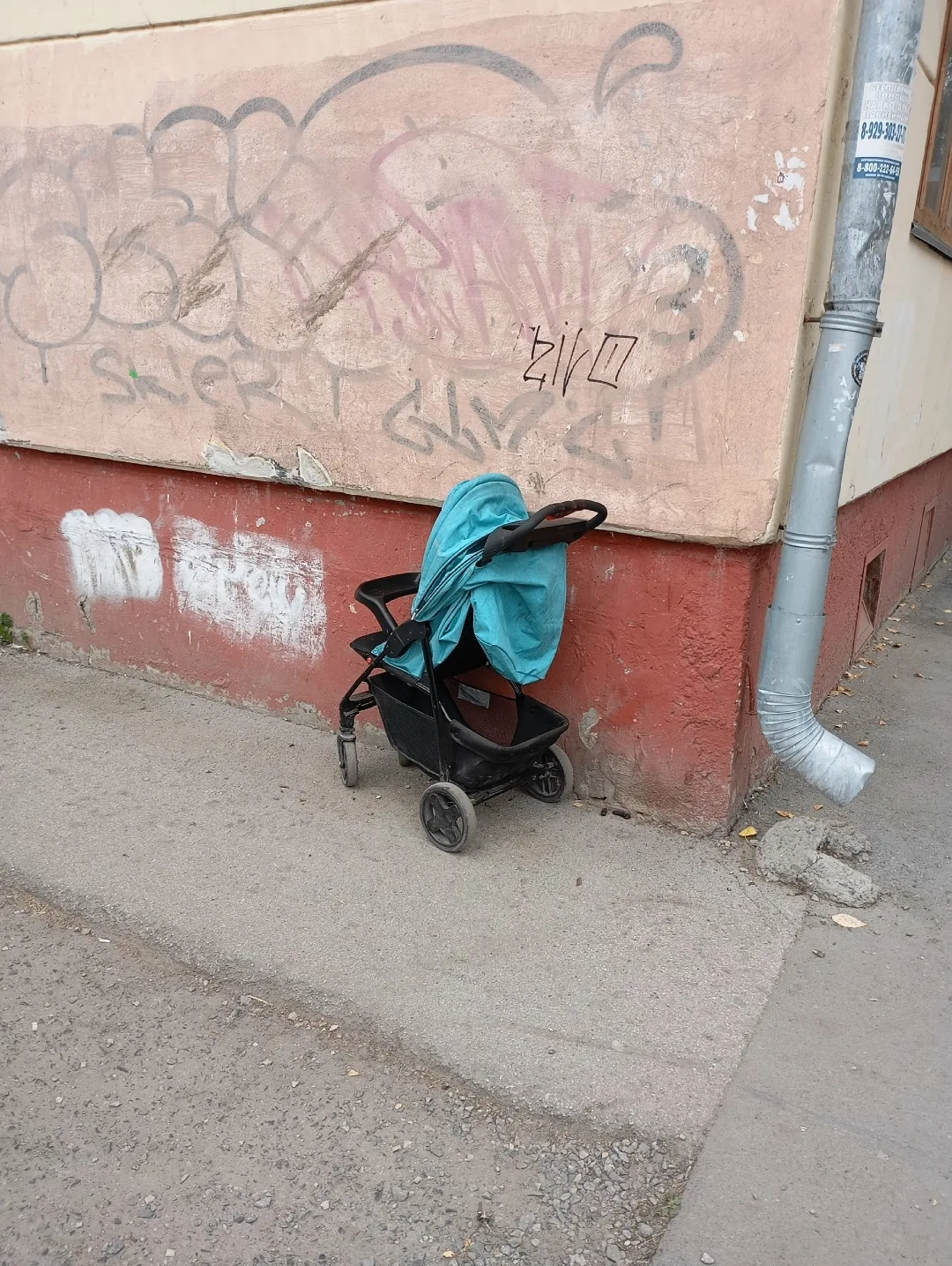 Стоит чья то коляска возле Зорге 93, с самого утра!