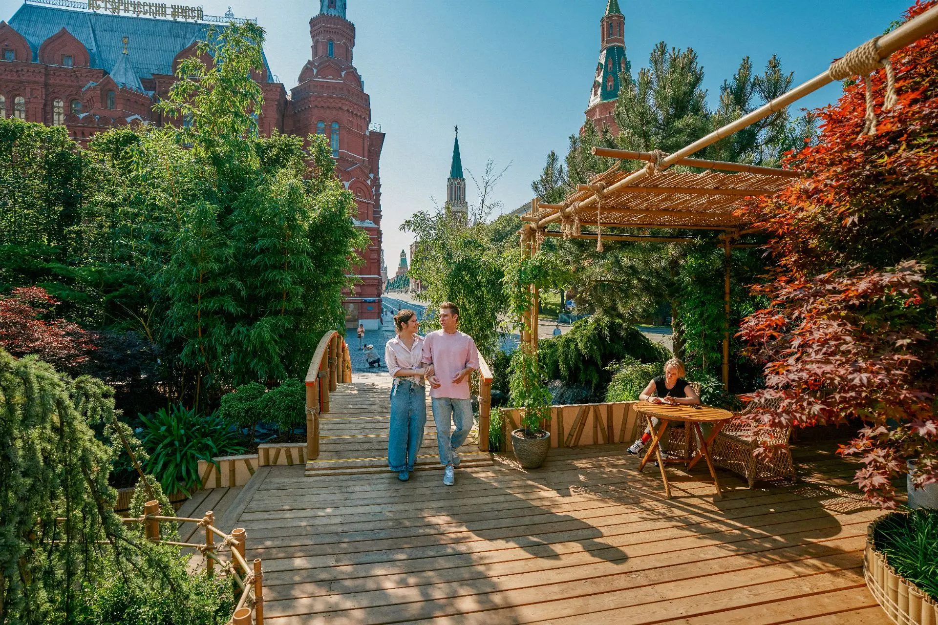 ❤ В Москве открылись центральные площадки фестиваля «Сады и цветы».

Манежная площадь превратилась в