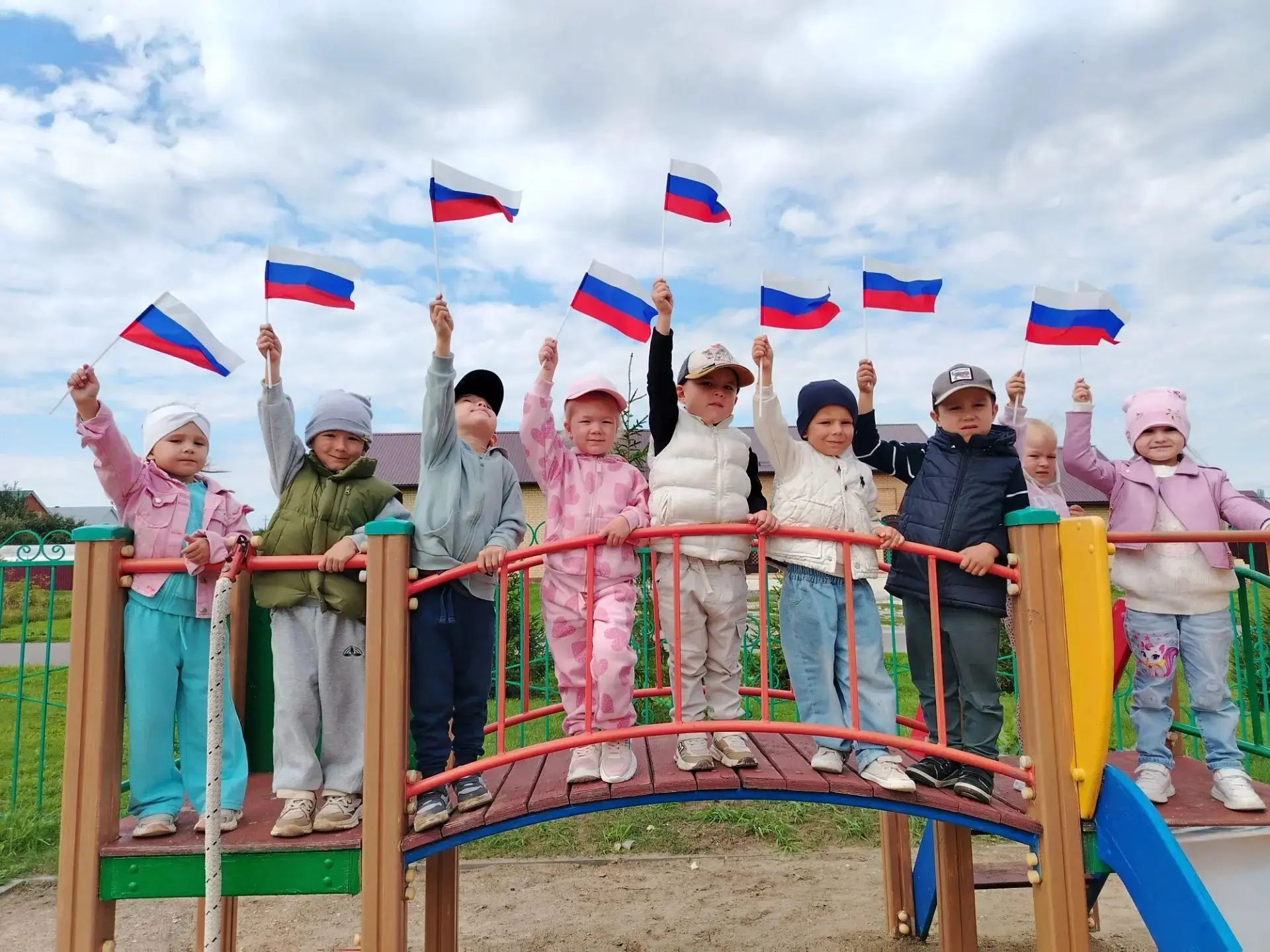 🚦Сегодня ребята средней группы стали настоящими патриотами. Они вспомнили, что означаю...