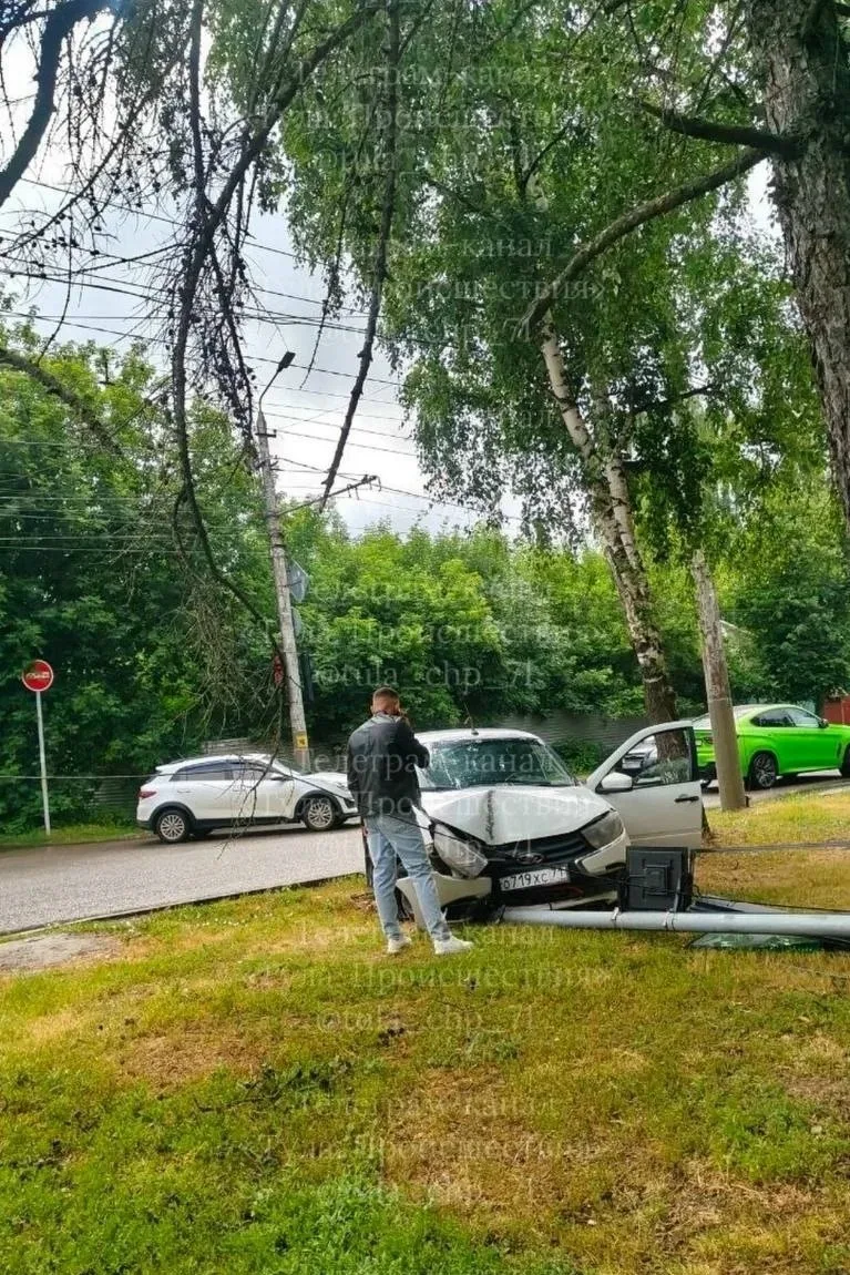 Снес светофор на перекрестке ул. Луначарского и ул. Заварной. 
 
Видимо из-за тонировки не заметил..