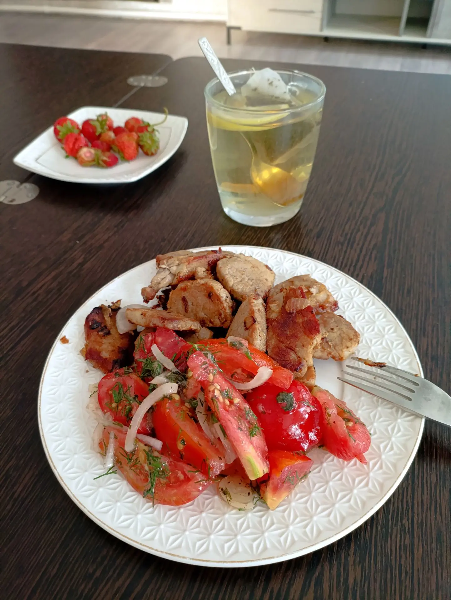 Ужин. Мяско с помидорами и зелёным чаем