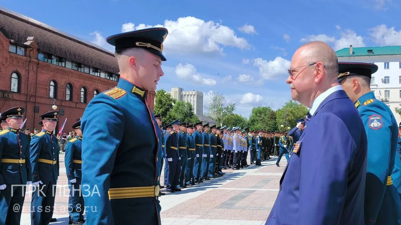 📣 С приветственным словом выступил губернатор Пензенской области Олег Мельниченко

Он вручил диплом